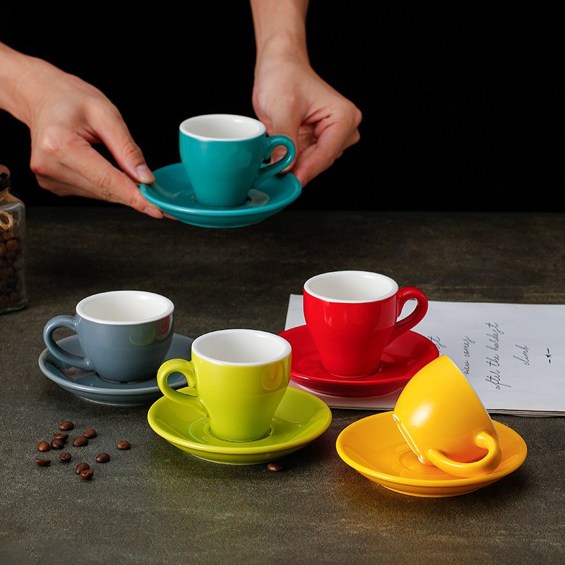 Ensemble tasse à expresso et soucoupe en céramique colorée