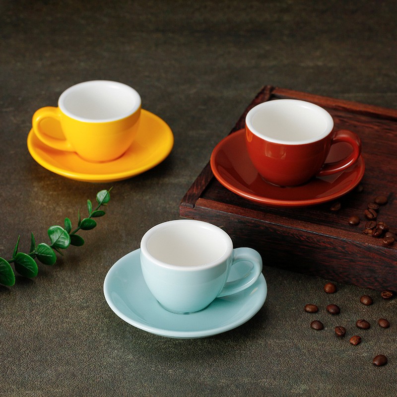 Ensemble tasse à expresso et soucoupe en céramique colorée