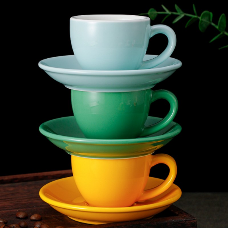 Ensemble tasse à expresso et soucoupe en céramique colorée