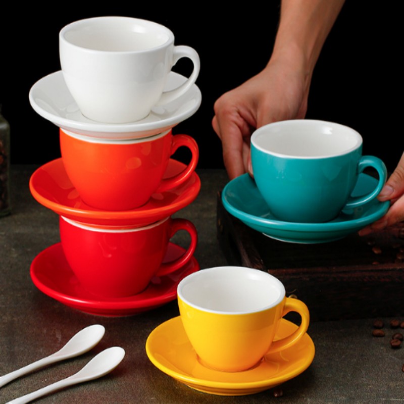 Ensemble tasse à expresso et soucoupe en céramique colorée