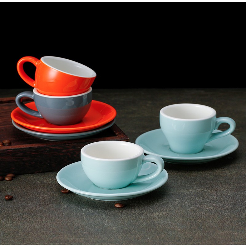 Ensemble tasse à expresso et soucoupe en céramique colorée Ensemble tasse à expresso et soucoupe en céramique colorée