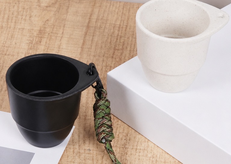 Mini tasse de voyage extérieure à cou suspendu en fibre de bambou personnalisée Mini tasse de voyage extérieure à cou suspendu en fibre de bambou personnalisée