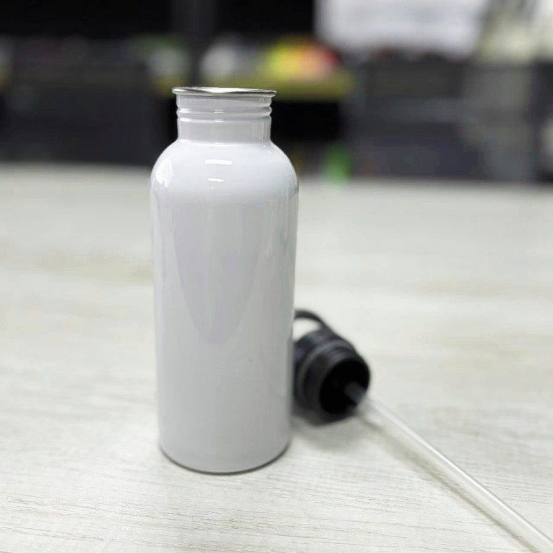 Bouteille d'eau de sport en acier inoxydable avec couvercle en paille