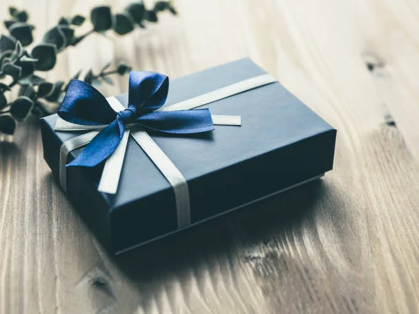Quels détails doivent être pris en compte lors de la personnalisation des cadeaux promotionnels de la marque ?