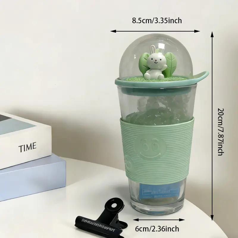Gobelet en verre à dôme de dessin animé avec manchon en silicone
