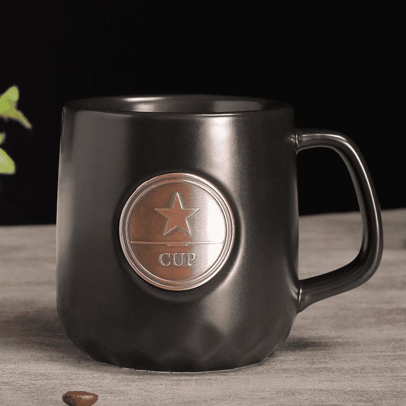 Tasses en céramique avec badge en métal