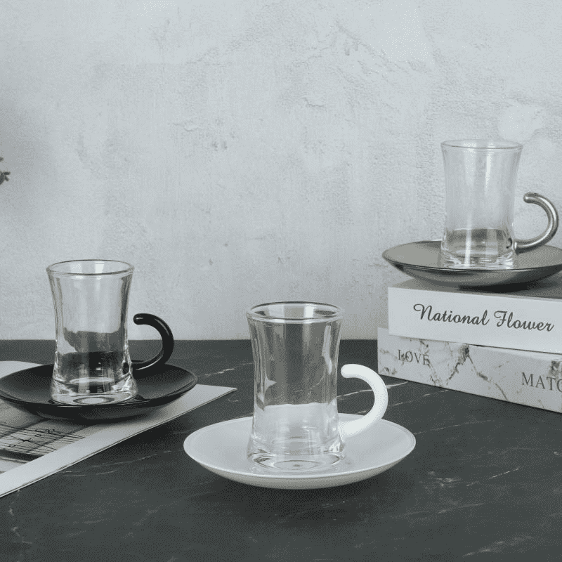 Ensemble de tasse à thé et soucoupe en verre à poignée incurvée de style turc