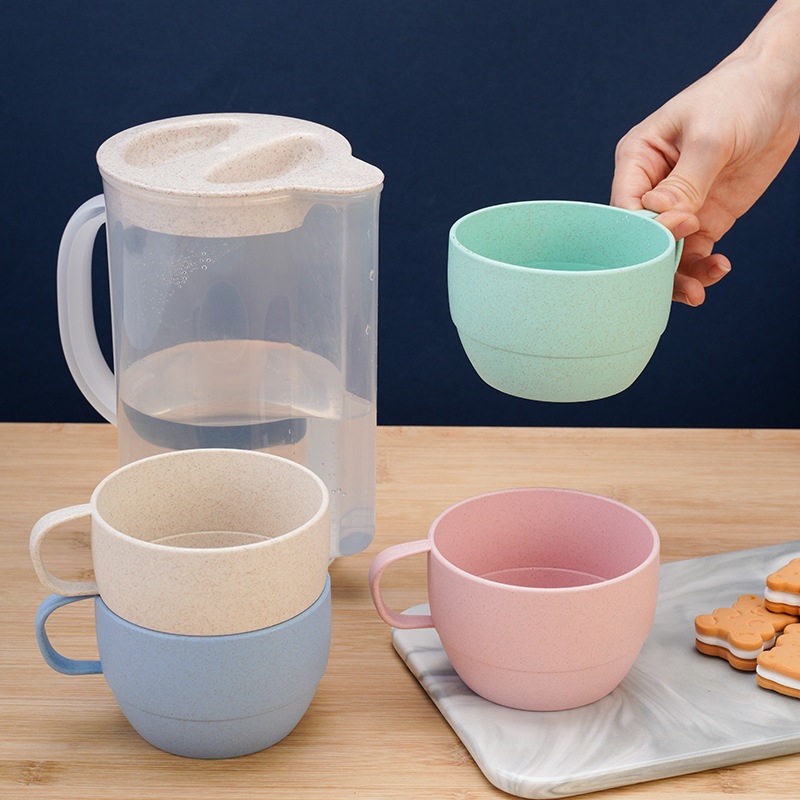 Pichet à eau en paille de blé avec 4 tasses